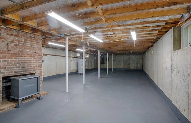 Building Photo - 15 Newbury Rd