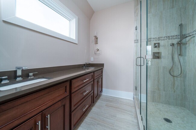 Building Photo - Experience the best of urban living in this stunning 3BR/3.5BA home in the highly sought-after Ge...