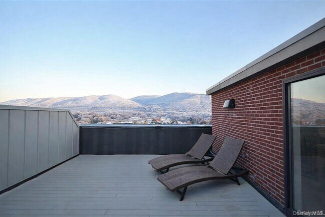 Building Photo - 249 Main St