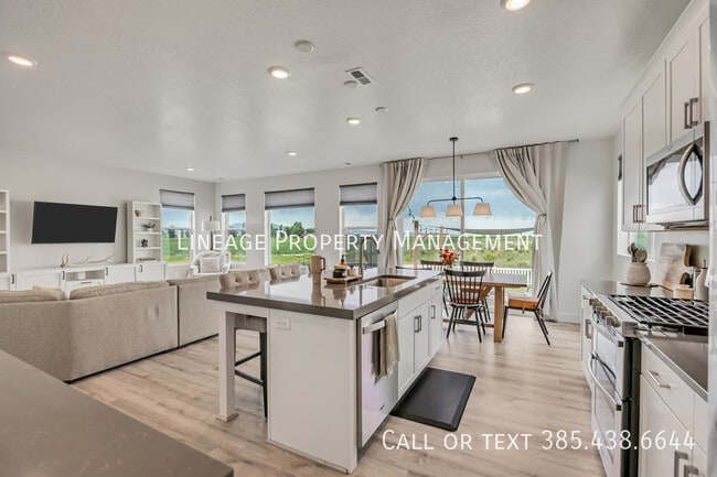 Building Photo - 3056 S Shoreline Dr