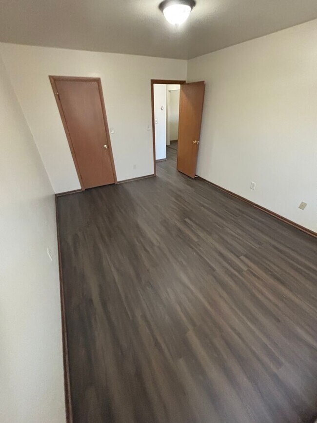 Building Photo - 5650 W Wahner Ave