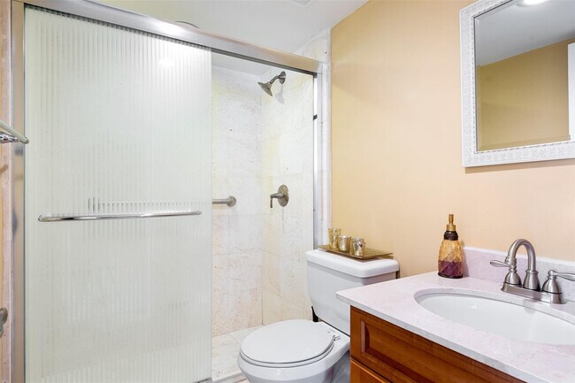 Building Photo - 822 NE 25th Ave