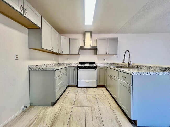 Building Photo - AVAILBLE NOW !!  3-bedroom 2 bath Duplex i...