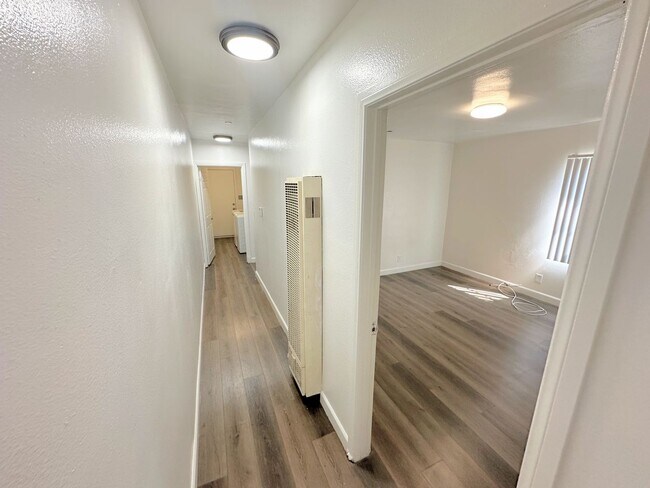 Building Photo - *SECTION 8 ONLY* Cute 2bd/1ba duplex with parking and all the appliances!