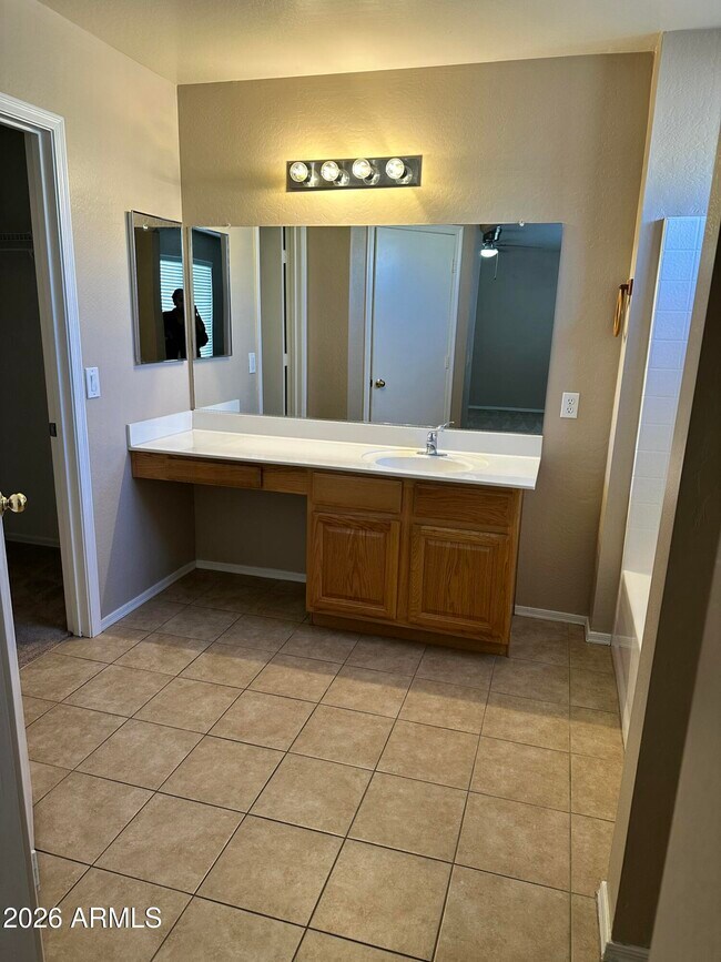 Building Photo - 10520 W Magnolia St