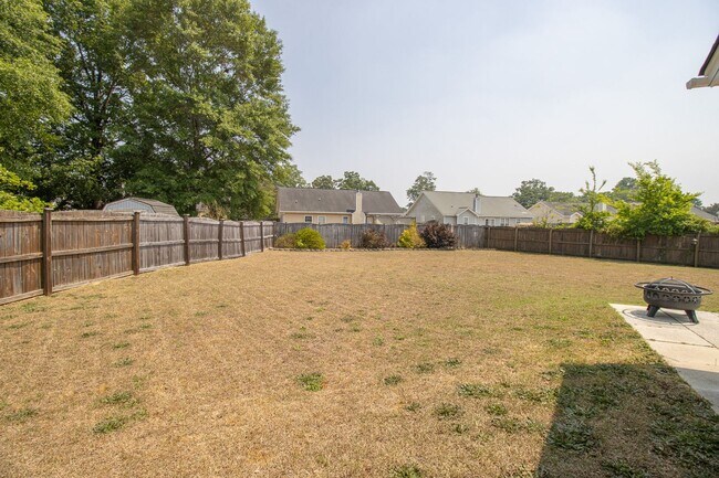 Building Photo - Spacious 3BR in Myers Creek – Fenced Yard, Workshop w/ Electricity & Bright Open Living!