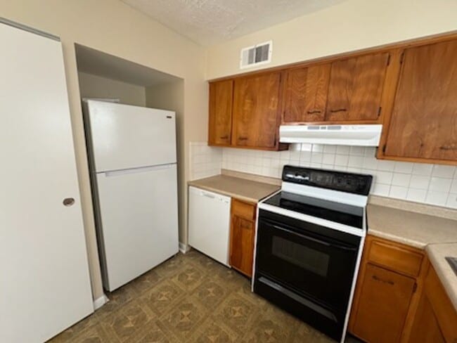 Building Photo - POM1857