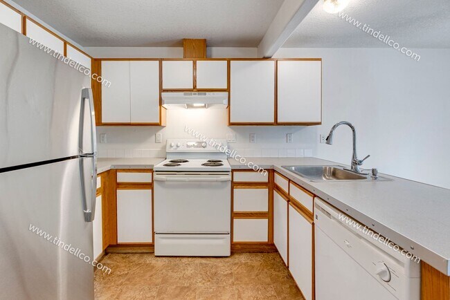 Building Photo - Spacious Pet-Friendly Ground Level Unit w/ Parking Included!