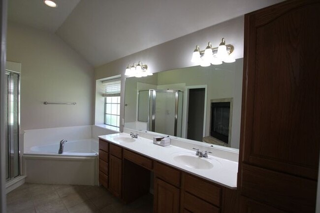 Building Photo - 3 bedroom 2 bathroom home in Tyler!