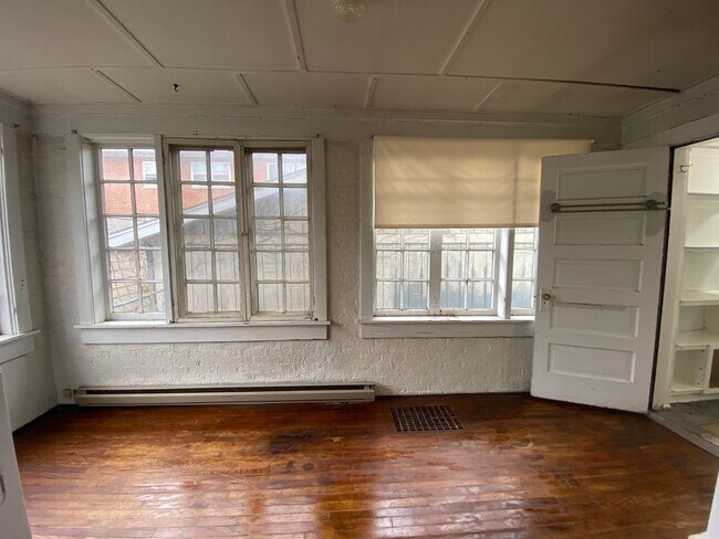Building Photo - Spacious 3 Bedroom Home w/ 3 Full Baths