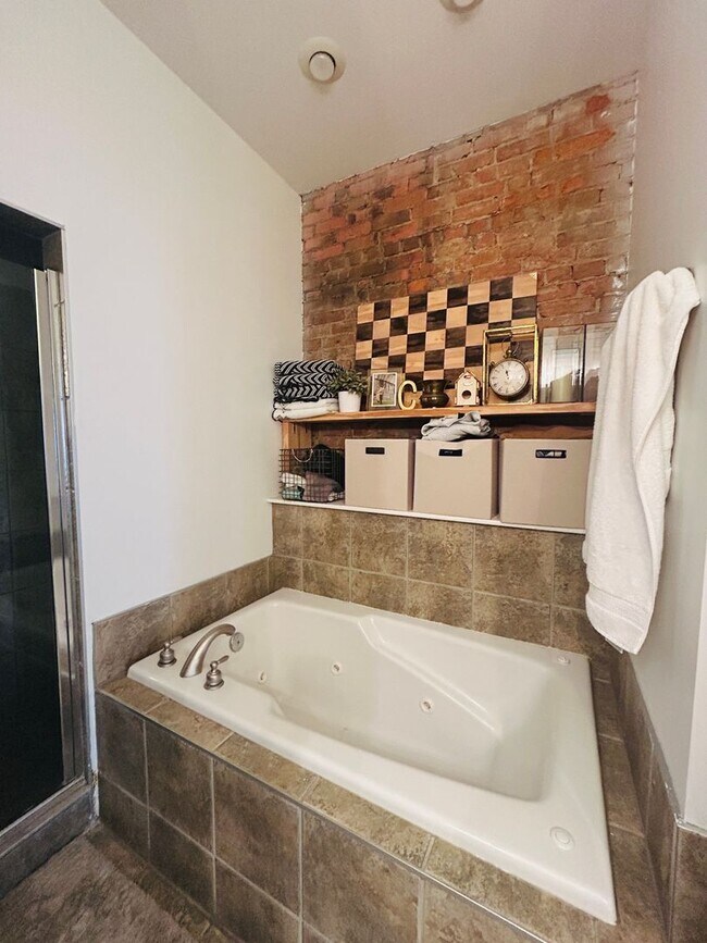 Building Photo - Madison Ave. Loft