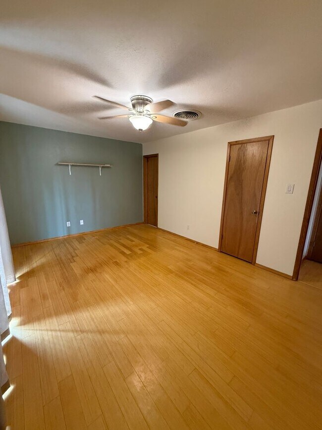 Building Photo - 2719 Topley Ave