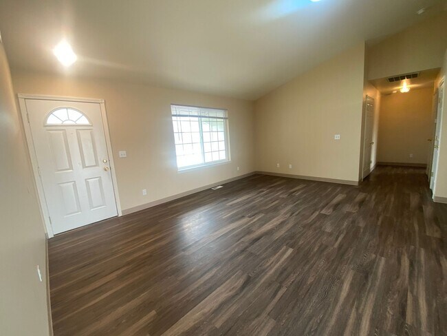 Building Photo - 3 Bedroom 2 Bathroom Home for Rent!