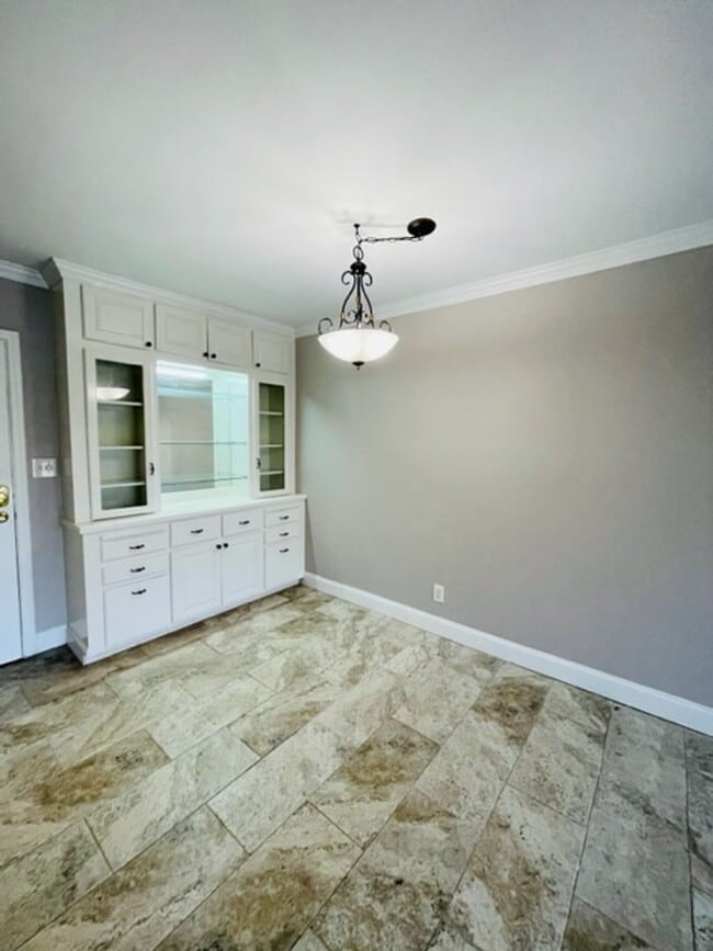 Building Photo - Myers Park Condo, Move-In Ready! All utili...