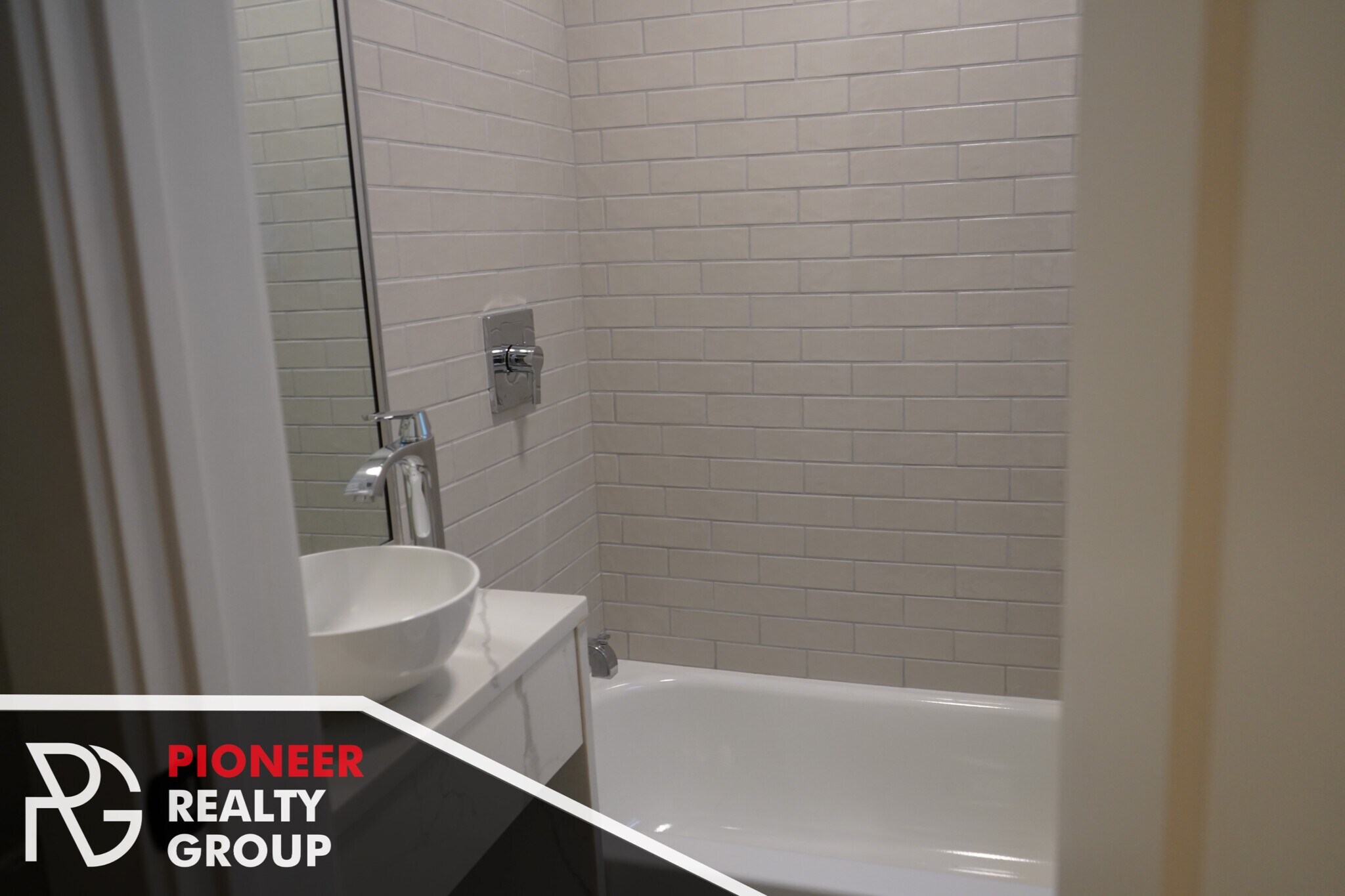 Building Photo - 515 W Belmont Ave