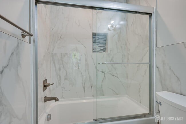 Building Photo - 6 Woodbury Rd