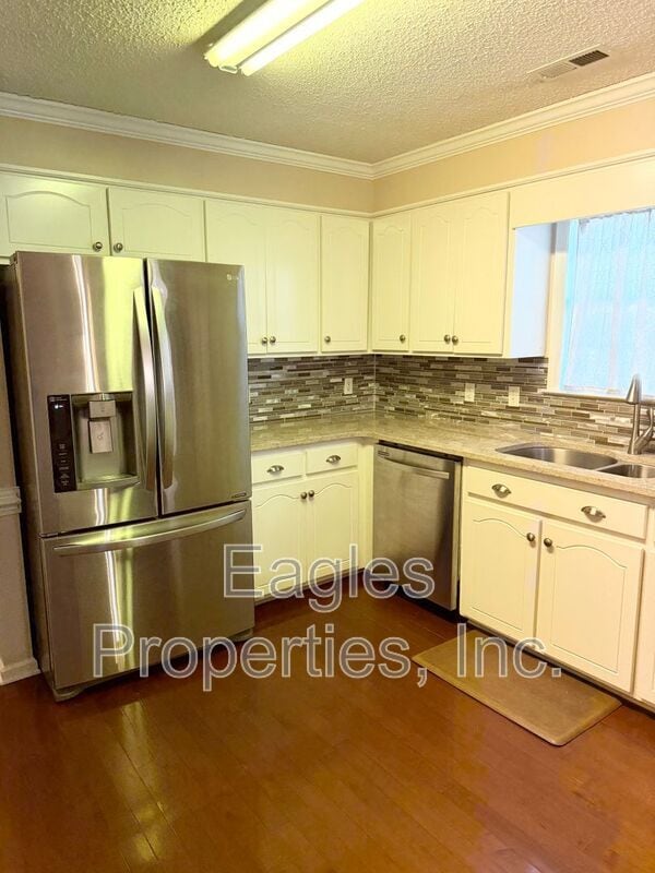 Building Photo - 107 Roundtree Ln