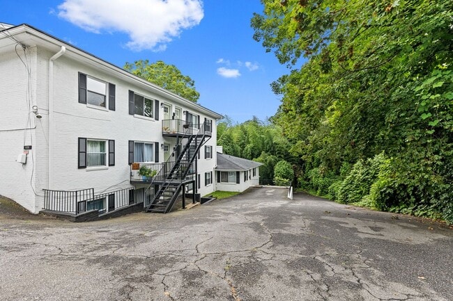 Interior Photo - 1121 W End Blvd