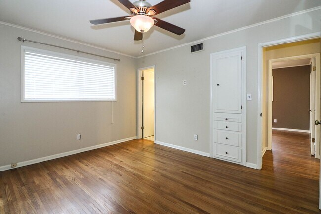 Building Photo - Darling 3 Bedroom With Hardwood Floors!