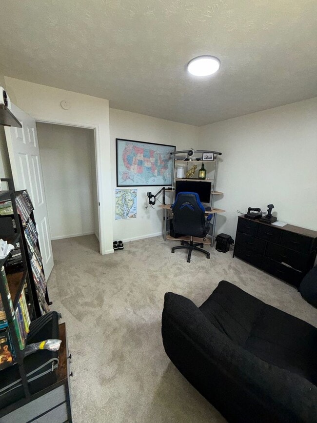 Building Photo - 4 Bed 1 Bath Home for Rent in Newport News!