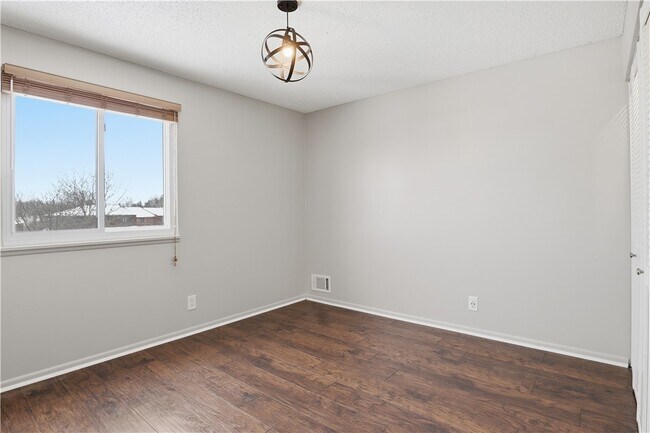 Building Photo - 456 Surrey Hill Way