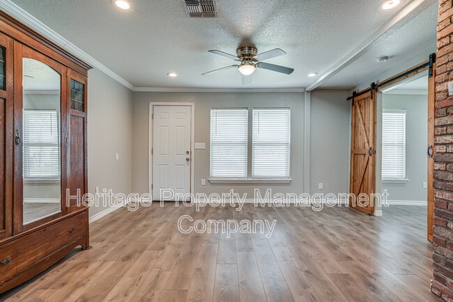 Building Photo - 479 S Sycamore Ave