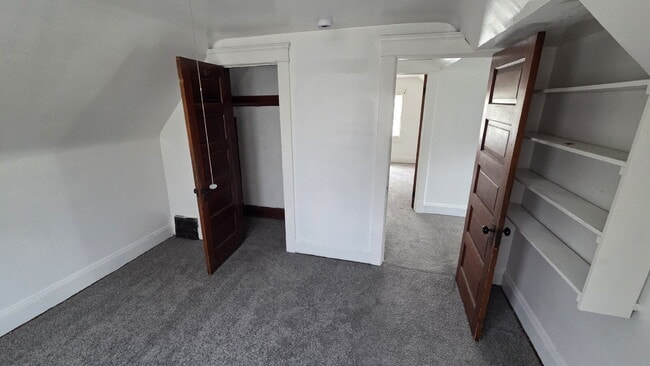 Building Photo - "2-3 Bedrooms- LOTS OF SPACE!"