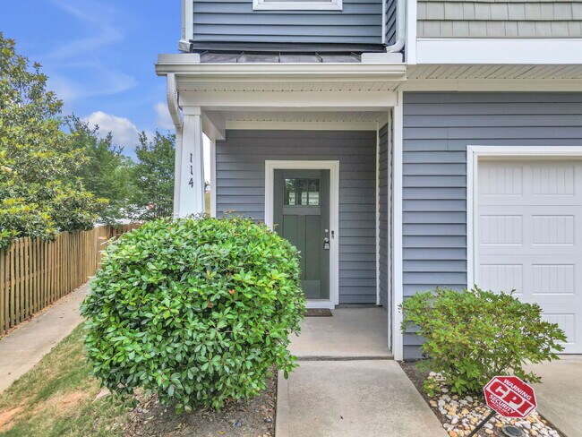 Building Photo - Stylish 3BR/2.5BA END-UNIT Townhome with Garage in Camelot Townes! $1,650/mo rent