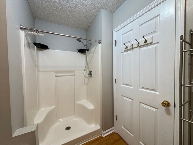 Building Photo - 2 Br 2 Bath Move In Ready!