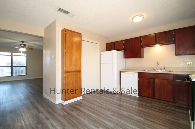 Building Photo - 2601 Bermuda Dr