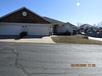 Building Photo - Fantastic Condo located close to Ft. Sill, Shopping and Restaurants Handicap Accessible! No Pet H...