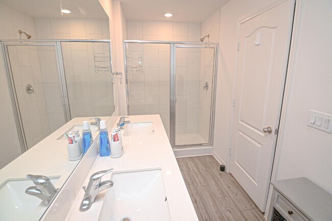 Building Photo - 695 Bay Leaf Dr
