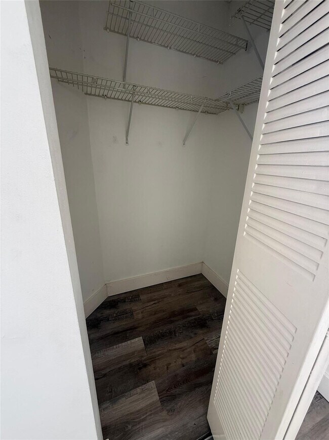 Building Photo - 660 W Park Dr