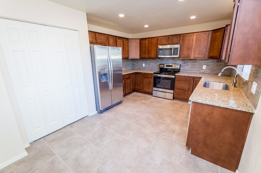 Kitchen - 1448 E Carmelita Dr