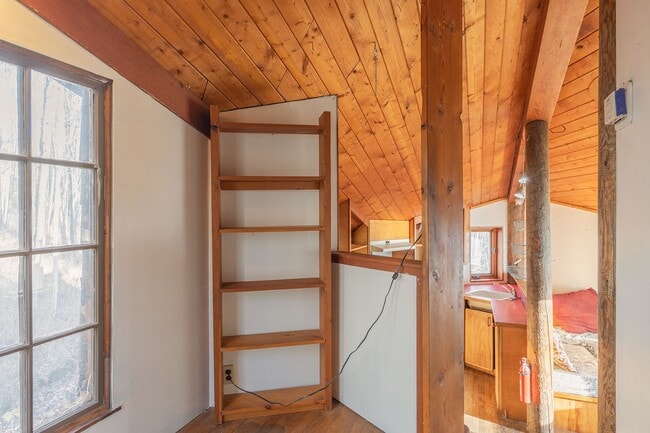 Building Photo - Cozy 2 Bedroom, 1 Bath, With a great Locat...