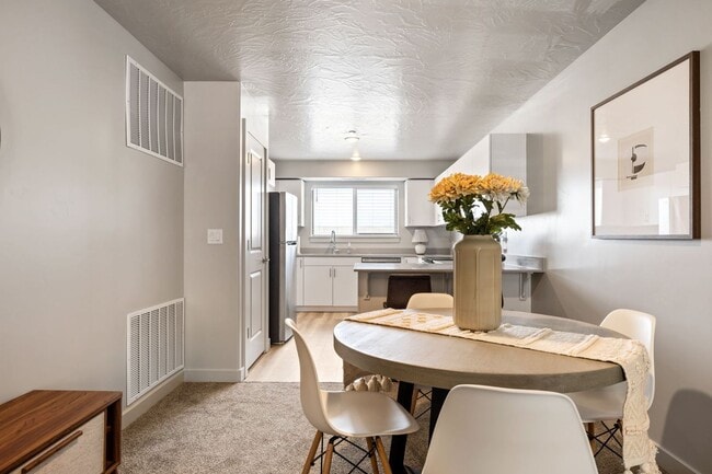 Building Photo - Top Floor 2 Bed 1 Bath