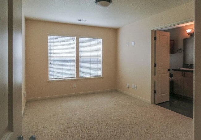 Building Photo - Beautiful 2br/2.5ba Townhome in Arbor Parc...