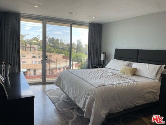 Primary Photo - 2260 N Cahuenga Blvd