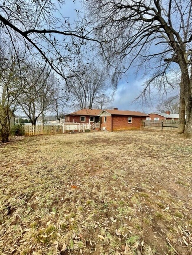 Building Photo - Adorable 3-bed 2-bath brick ranch, sitting on nearly a half acre lot, is located in Gastonia