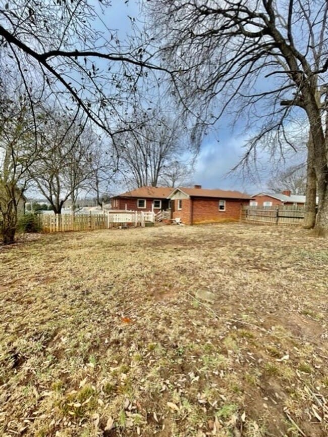 Building Photo - Welcome to this adorable 3-bed, 2-bath brick ranch, nestled in the heart of Gastonia, NC
