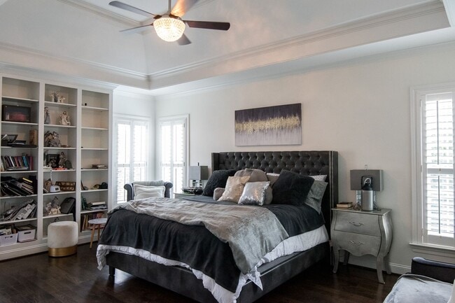 Building Photo - Luxury Living w/ Pool In Brentwood!