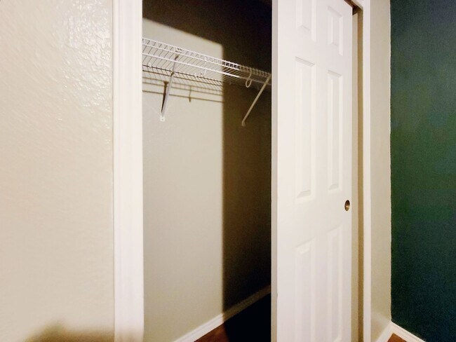 Building Photo - Charming 3/BR 2/BA Single-Level Home in Le...