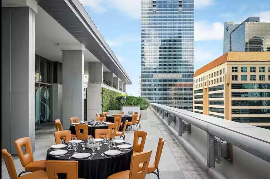 Building Photo - 1395 Brickell Ave