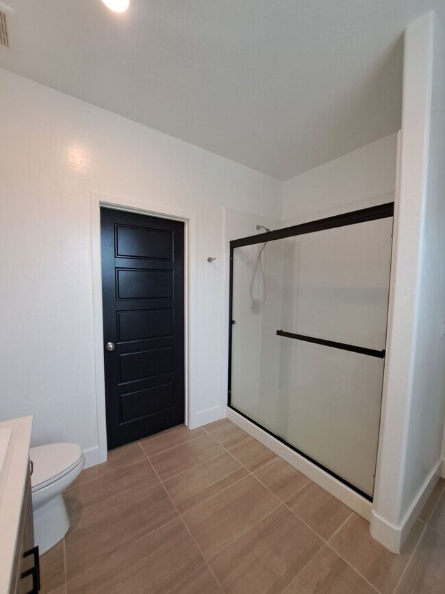 Building Photo - Experience Comfort and Style in This Venet...