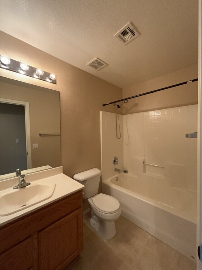 Building Photo - 3-Bed Oasis with 2.5 Baths in North Las Vegas – 1501 Sq Ft of Comfort Await!
