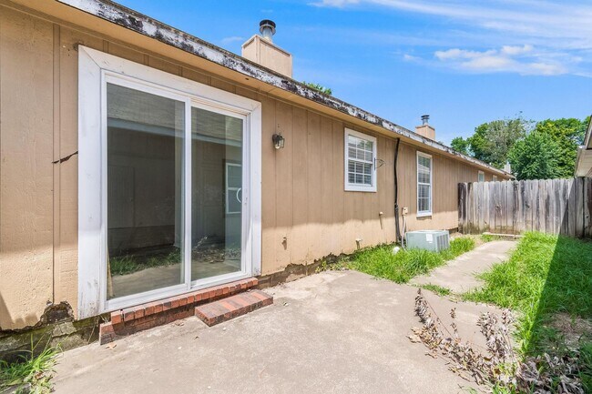 Building Photo - Spacious duplex in Fayetteville!