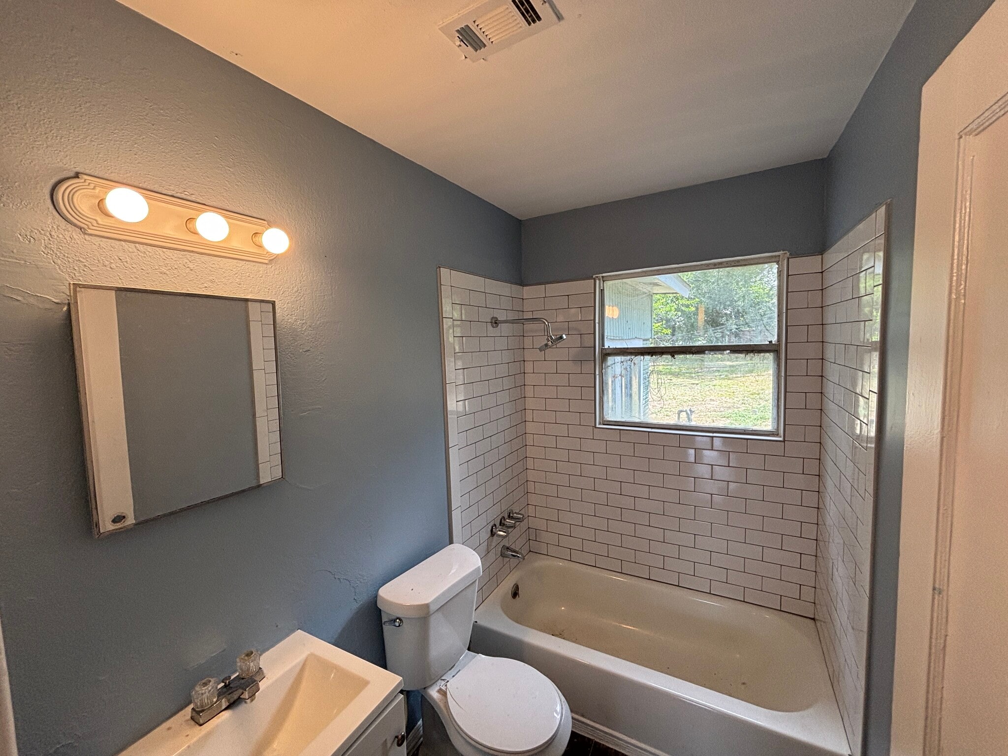 Secondary Bathroom - 4305 Kay Cir