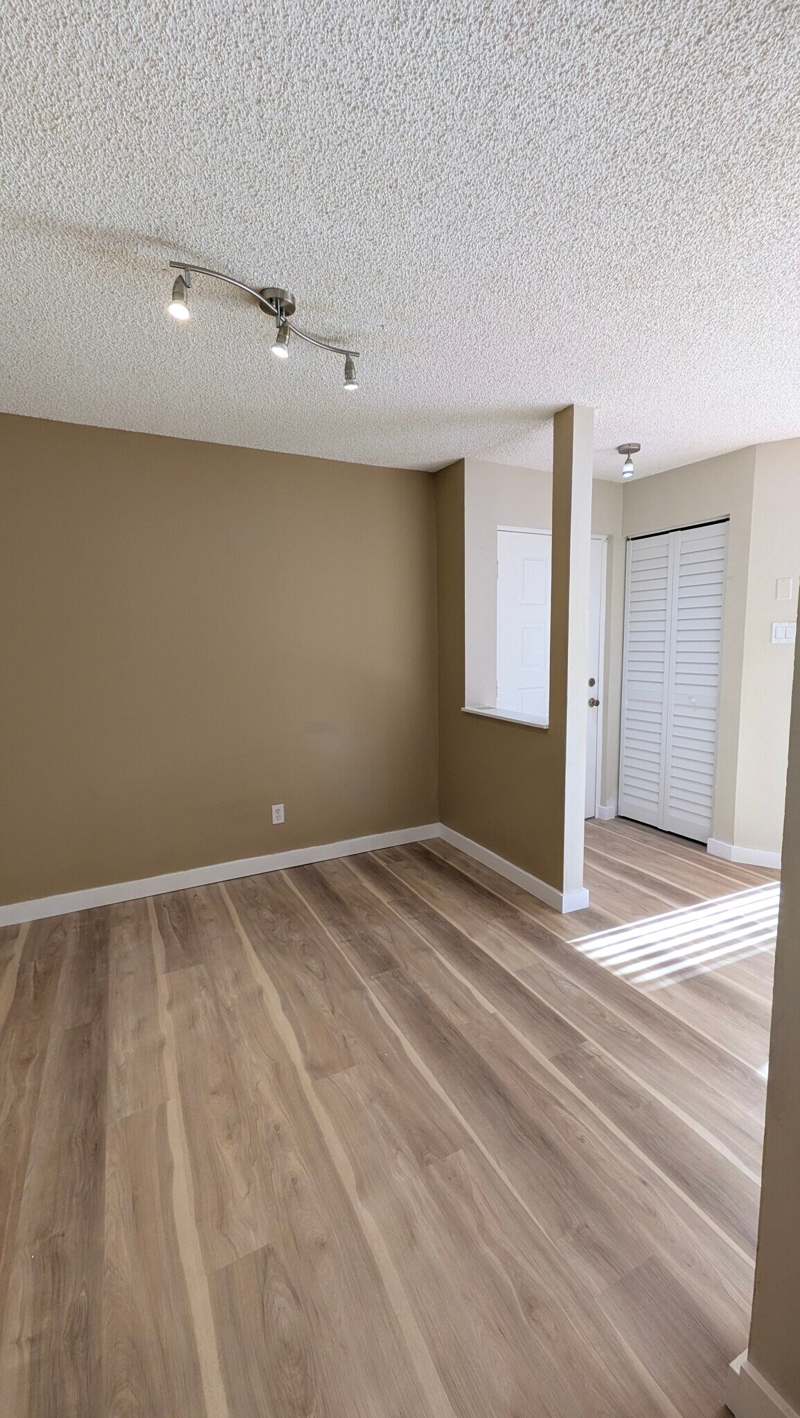 Dining Area - 10450 SW 157th Ct