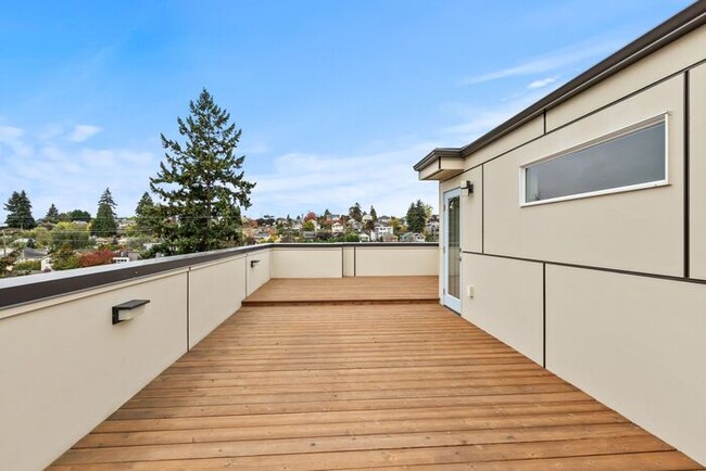 Building Photo - Unique West Seattle Townhome with Air Cond...