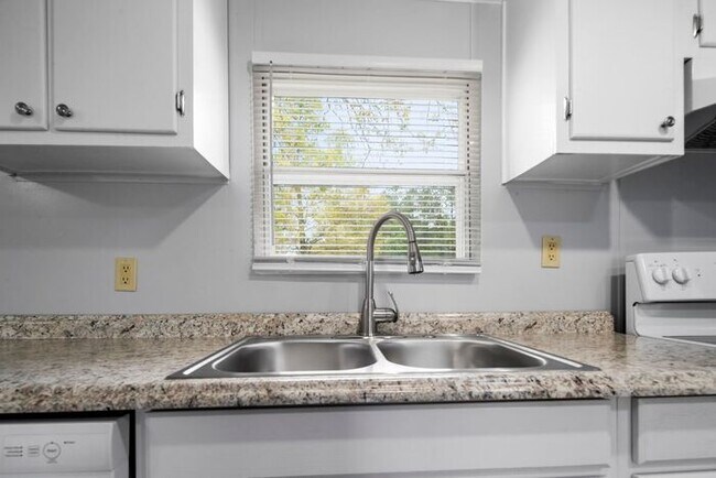 Building Photo - 3 Bed 2 Bath Home Close to Fort Bragg